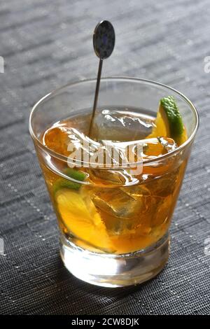 Bevanda classica alla moda con bourbon, amaro e zucchero Foto Stock
