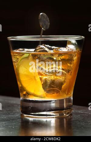 Bevanda classica alla moda con bourbon, amaro e zucchero Foto Stock