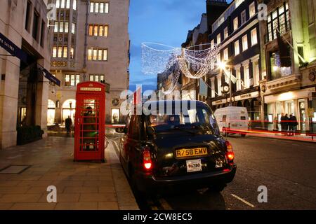 Londra, Regno Unito - 18 novembre 2011: London Taxi, chiamato anche hackney Carriage, taxi nero. Tradizionalmente i taxi sono tutti neri a Londra ma ora prodotti Foto Stock