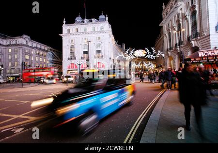 Londra, Regno Unito - 3 dicembre 2012: London Taxi, chiamato anche hackney Carriage, taxi nero, a Piccadilly Circus, Londra. I taxi tradizionali sono tutti bla Foto Stock