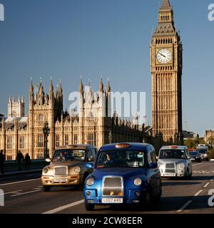 Londra, Regno Unito - 27 ottobre 2012: London Taxis, chiamato anche hackney Carriage, taxi nero, Big ben nel terreno posteriore. Tradizionalmente i taxi sono tutti blac Foto Stock