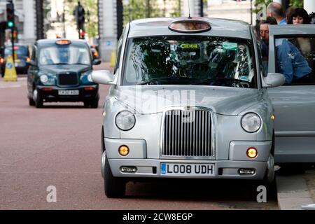 Londra, Regno Unito - 13 giugno 2012: London Taxi, chiamato anche hackney Carriage, taxi nero. Tradizionalmente i taxi sono tutti neri a Londra ma ora prodotti in Foto Stock