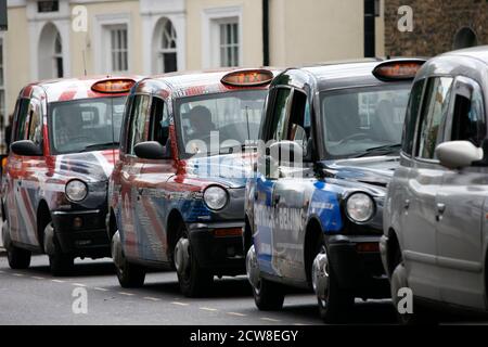 Londra, Regno Unito - 13 giugno 2012: London Taxi, chiamato anche hackney Carriage, taxi nero. Tradizionalmente i taxi sono tutti neri a Londra ma ora prodotti in Foto Stock