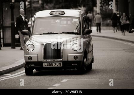 Londra, Regno Unito - 14 giugno 2012: TX4, London Taxi, chiamato anche hackney Carriage, taxi nero. Tradizionalmente i taxi sono tutti neri a Londra ma ora producono Foto Stock