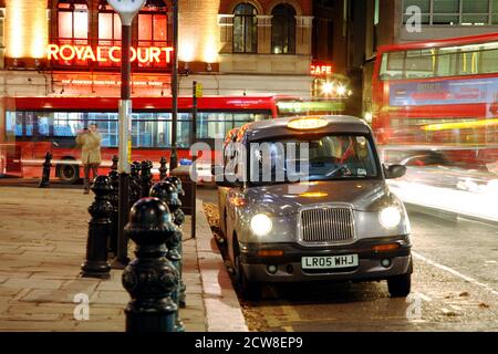 Londra, UK - 30 Novembre 2011 : Taxi nella strada di Londra. REGNO UNITO. I taxi, Taxis, sono il simbolo più iconico di Londra e il Red Double De di Londra Foto Stock