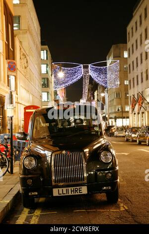 Londra - 18 Novembre 2011: Taxi in Bond Street a Londra. Taxi I Taxi sono i più iconica simbolo di Londra come pure della Londra Red Double Decker Foto Stock