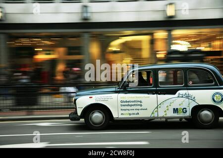 Londra, Regno Unito - 13 novembre 2010: Taxi nella strada di Londra. I taxi sono il simbolo più iconico di Londra e il Red Double Decker Bus di Londra. Foto Stock