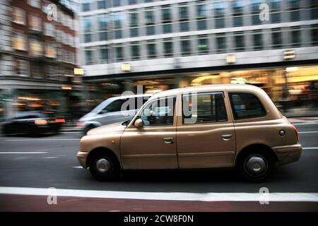 LONDRA - Novembre 13 : Taxi nella strada di Londra il 13 Novembre 2010 a Londra, Regno Unito. Le cabine, Taxi, sono il simbolo più iconico di Londra e L Foto Stock