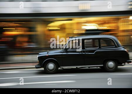 LONDRA - Novembre 13 : Taxi nella strada di Londra il 13 Novembre 2010 a Londra, Regno Unito. Le cabine, Taxi, sono il simbolo più iconico di Londra Foto Stock