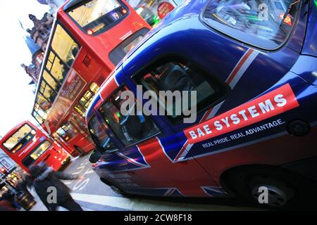 Londra, Regno Unito - 13 novembre 2010: Taxi nella strada di Londra. I taxi sono il simbolo più iconico di Londra e il Red Double Decker Bus di Londra. Foto Stock