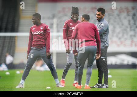 Londra, Regno Unito. 28 Settembre 2020. Bertrand Traore di Aston Villa (2° a sinistra) prima della partita della Premier League tra Fulham e Aston Villa giocata a porte chiuse a causa delle linee guida del governo attuale Covid-19 in Sport, giocato a Craven Cottage, Londra, Inghilterra il 28 settembre 2020. Foto di Andy Rowland. Credit: Prime Media Images/Alamy Live News Foto Stock