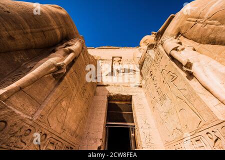 Antico tempio egiziano costruito da Ramses Nefertari II Abu Simbel , dedicato alla moglie Nefertari, scolpito nella pietra della montagna, ad Abu Simbe Foto Stock