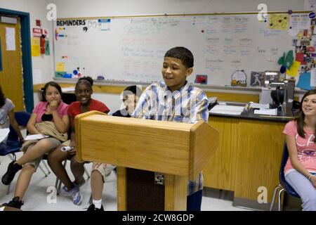 Pflugerville, Texas: 30 maggio 2008: Studi sociali di sesta classe gli studenti hanno un dibattito su 'se i driver ubriachi dovrebbero essere messi a morte se uccidono qualcuno...' alla Park Crest Middle School, un grande campus suburbano vicino Austin con 1,000 studenti. ©Bob Daemmrich Foto Stock