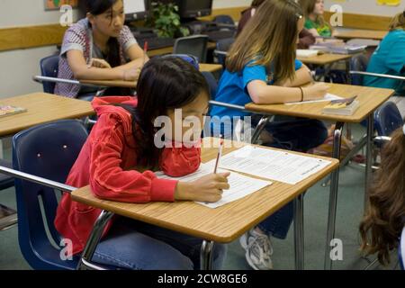 Pflugerville, Texas: 30 maggio 2008: Il sesto grado di studente inglese prende un quiz in classe alla Park Crest Middle School, un grande campus suburbano vicino Austin con 1,000 studenti. ©Bob Daemmrich Foto Stock