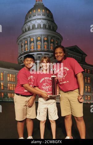 Austin, TX 3 maggio 2008: I vincitori dell'ottavo livello della scuola media del concorso Texas Quiz Show al Texas History Day al Bob Bullock state History Museum, dove gli studenti rivivono la storia con giochi, mostre e spettacoli di gioco. ©Bob Daemmrich Foto Stock