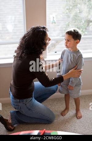 La mamma ispanica parla con il figlio di 4 anni. ©Bob Daemmrich Foto Stock