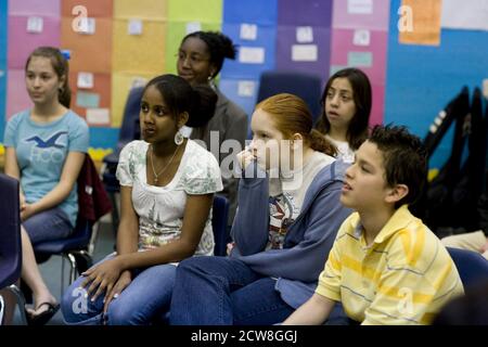 Pflugerville, Texas: 30 maggio 2008: Gli studenti di scienze dell'ottavo grado provano un dibattito fittizio del consiglio della città sull'habitat protetto durante una lezione finale alla Park Crest Middle School, un grande campus suburbano vicino Austin con 1,000 studenti. ©Bob Daemmrich Foto Stock