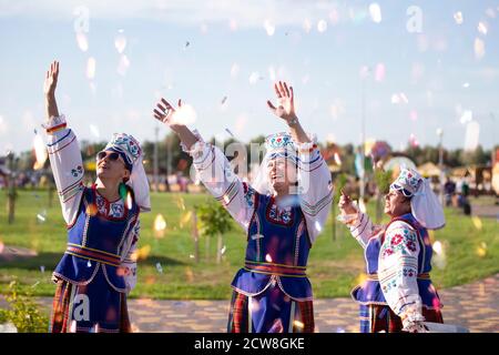 08 29 2020 Bielorussia, Lyaskovichi. Celebrazione in città. Donne felici in costumi nazionali ucraini o bielorussi durante la festa. Foto Stock