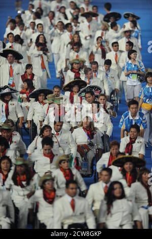 Pechino, Cina 6 settembre 2008: Atleti e funzionari del Messico alle cerimonie di apertura della Paralimpiadi di Pechino allo Stadio Nazionale Cinese, conosciuto come il Nido degli Uccelli. ©Bob Daemmrich Foto Stock