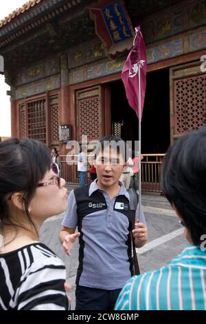 Pechino, Cina 18 settembre 2008: La guida del tour parla con un gruppo di turisti al di fuori del Palazzo della purezza celeste presso la Città Proibita, nel cuore di Pechino, Cina. ©Bob Daemmrich Foto Stock