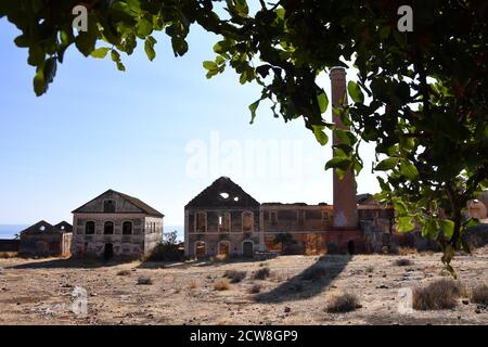 28/09/2020 il depresso stabilimento San Joaquin di Nerja, Malaga, Spagna. Originariamente proprietà del Marchese di Tous, questa fabbrica è stata costruita nel 1884 da un Foto Stock