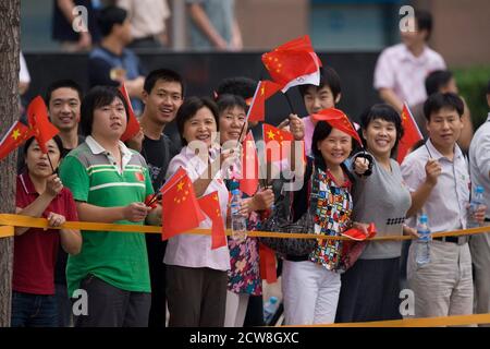 Pechino, Cina 17 settembre 2008: Giorno undici della competizione atletica ai Giochi Paralimpici 2008 che mostrano i tifosi cinesi schierando il percorso maratona attraverso il centro di Pechino, all'evento finale delle Paralimpiadi. ©Bob Daemmrich Foto Stock