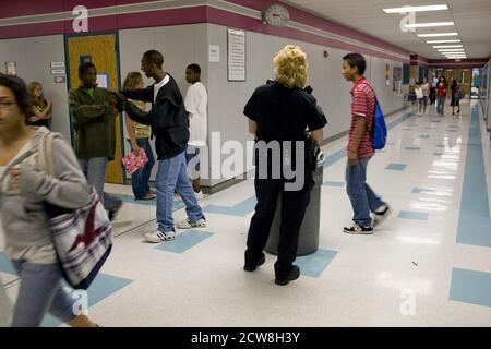 Pflugerville, TX 2 giugno 2008: Ufficiale di polizia femminile (c) pattugola le sale della Park Crest Middle School tra le classi ©Bob Daemmrich Foto Stock