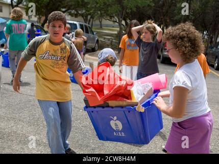 Austin, Texas: 4 giugno 2008. Barton Hills Elementary School i ragazzi e le ragazze di quinta classe riciclano carta dalle loro classi l'ultimo giorno di scuola. ©Bob Daemmrich Foto Stock