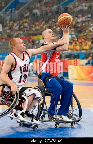 Pechino, Cina 14 settembre 2008: Giorno 10 della competizione atletica ai Giochi Paralimpici del 2008 che mostra gli Stati Uniti (bianco) contro il Gran Bretagna (scuro) nella medaglia di bronzo nella pallacanestro maschile in sedia a rotelle. ©Bob Daemmrich Foto Stock