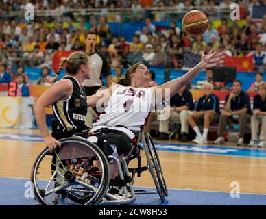 Pechino, Cina 14 settembre 2008: Giorno 9 della competizione atletica ai Giochi Paralimpici 2008 che mostra il giocatore degli Stati Uniti Becca Murray (maglia bianca) afferra una palla sciolta nella vittoria della sua squadra del 50-38 sulla Germania per la medaglia d'oro nel basket femminile su sedia a rotelle ai Giochi Paralimpici di Pechino. ©Bob Daemmrich Foto Stock