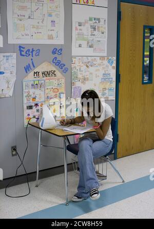 Pflugerville, TX 2 giugno 2008: Studente che partecipa a un test presso una scrivania nel corridoio della Park Crest Middle School. ©Bob Daemmrich Foto Stock