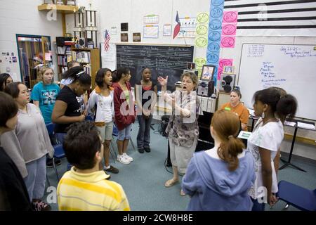 Pflugerville, Texas: 30 maggio 2008: Insegnante di coro e studenti provano per un concerto di fine anno alla Park Crest Middle School, un grande campus suburbano vicino Austin con 1,000 studenti. ©Bob Daemmrich Foto Stock
