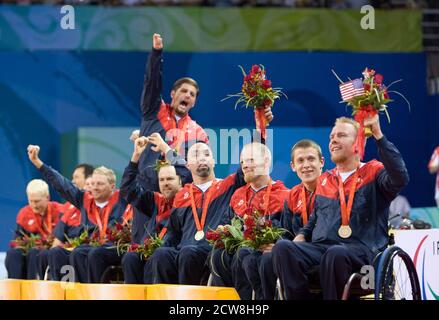 Pechino, Cina 14 settembre 2008: Giorno 10 della competizione atletica ai Giochi Paralimpici 2008 che mostra la squadra di rugby degli Stati Uniti dopo aver sconfitto l'Australia per la medaglia d'oro. ©Bob Daemmrich/ Foto Stock