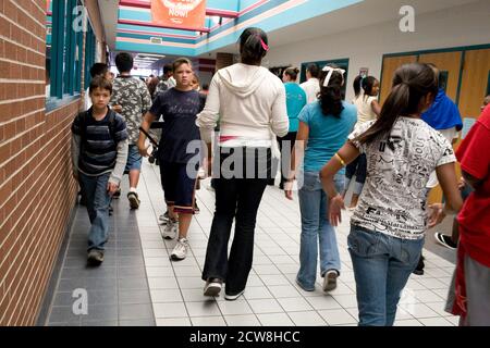 Pflugerville, TX 2 giugno 2008: Corridoio affollato tra le classi della Park Crest Middle School per i classificatori dal sesto all'ottavo. ©Bob Daemmrich Foto Stock