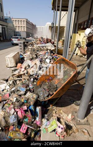 Galveston, Texas, 26 settembre 2008: Scene del quartiere storico Strand nel centro di Galveston due settimane dopo l'uragano Ike sbattuto nell'isola barriera e lavori di pulizia sono appena iniziati. C'erano da 8 a 10 piedi d'acqua negli edifici del centro che sono stati anche innondati dall'uragano Carla nel 1961. ©Bob Daemmrich Foto Stock