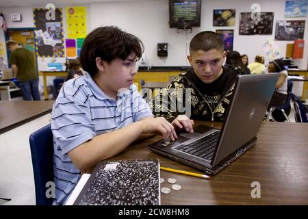 Pflugerville, Texas: 30 maggio 2008: Studenti di scienze di sesta classe che lavorano a un progetto di ricerca di fine anno utilizzando computer portatili alla Park Crest Middle School, un grande campus suburbano vicino Austin con 1,000 studenti. ©Bob Daemmrich Foto Stock