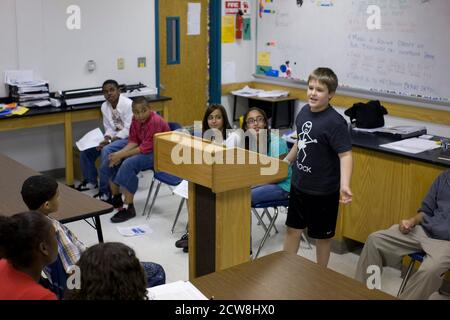 Pflugerville, Texas: 30 maggio 2008: Studi sociali di sesta classe gli studenti hanno un dibattito su 'se i driver ubriachi dovrebbero essere messi a morte se uccidono qualcuno...' alla Park Crest Middle School, un grande campus suburbano vicino Austin con 1,000 studenti. ©Bob Daemmrich Foto Stock