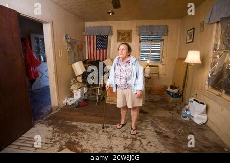 Galveston, TX 27 settembre 2008: Più di due settimane dopo che Hurrican Ike ha devastato l'isola di Galveston e il Texas orientale, alcuni residenti di Galveston vivono ancora in condizioni squallidi. Patricia Aguilar, 75 anni, di 1911 Avenue N sul lato est, ha dormito su un materasso umido e ammuffito fino a quando i volontari di un gruppo di chiese non sono venuti per liberare la sua casa di cibo marcio e arredi. ©Bob Daemmrich Foto Stock