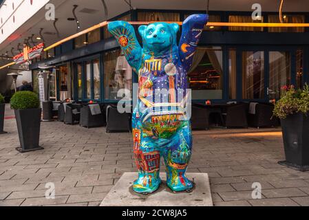 Statua in vetroresina raffigurante un orso colorato, simbolo della città di Berlino, alzando le mani Foto Stock