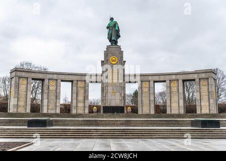 Il Memoriale sovietico nel parco Tiergarten, Berlino, Germania in una giornata invernale Foto Stock