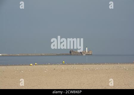 Molo con faro nel mare del Nord sulla costa Di Boulogne sur mer Foto Stock