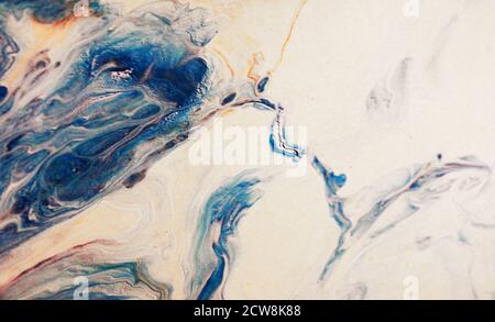 Fantastica struttura di onde colorate. Vernici acriliche pigmenti diffondono inchiostri in acqua. Colore sfondo astratto Foto Stock