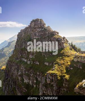 Impressionante punta, rocciosa, ripida cima sulla montagna Vecchia in confine serbo e bulgaro chiamato Tri Cuke schiarita da un raggio di sole Foto Stock