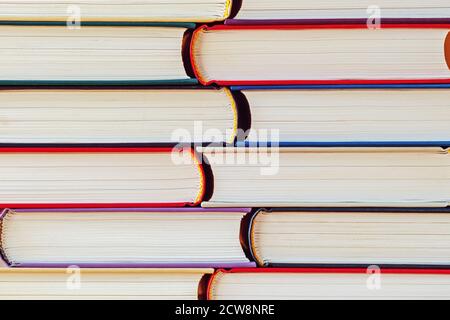 trama sfondo di molti libri di carta di copertina rigida Foto Stock