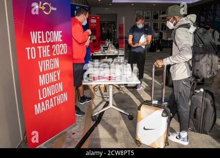 Eliud Kipchoge del Kenya si registra presso l'hotel ufficiale ed entra nella bolla biosicurezza per la storica maratona di Londra di 2020 Virgin Money, esclusiva elite, domenica 4 ottobre. La 40a gara si svolgerà su un circuito chiuso intorno al St James’s Park nel centro di Londra . Foto Stock