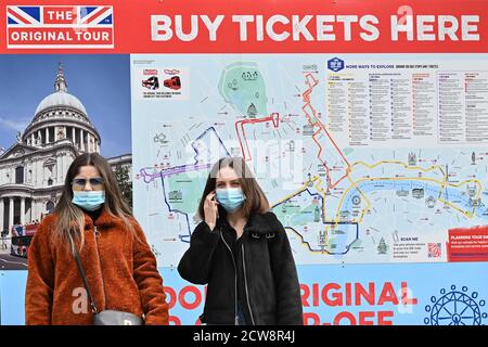 Turisti che indossano maschere a Trafalgar Square, Londra, Regno Unito, durante la pandemia del coronavirus. 27 settembre 2020. Foto Stock