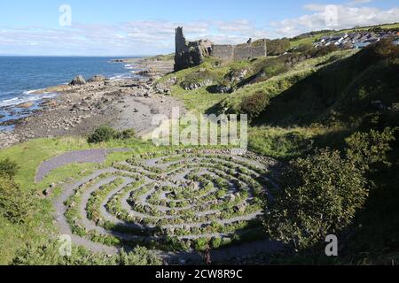 Dunure Castle si trova sulla costa occidentale della Scozia, nel South Ayrshire, a circa 5 miglia a sud di Ayr e vicino al villaggio di Dunure. Labirinto Foto Stock