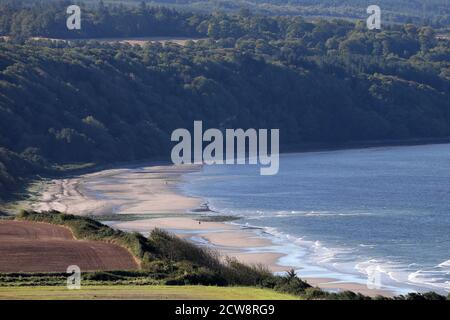 Croy, Ayrshire, Scozia, Regno Unito. Croy spiaggia in Ayrshire con figure solitarie godendo una passeggiata Foto Stock