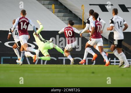 Londra, Regno Unito. 28 Settembre 2020. GOAL - Jack Grealish di Aston Villa (10) segna il gol di apertura durante la partita della Premier League tra Fulham e Aston Villa giocata a porte chiuse a causa delle linee guida del Covid-19 del governo in Sport, giocato a Craven Cottage, Londra, Inghilterra il 28 settembre 2020. Foto di Andy Rowland. Credit: Prime Media Images/Alamy Live News Foto Stock