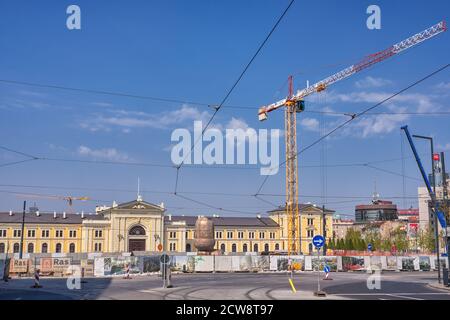 Belgrado / Serbia - 13 settembre 2020: I lavori di ricostruzione di fronte alla ex stazione ferroviaria principale di Belgrado si sono riproposti per diventare Nikola Tesla mu Foto Stock